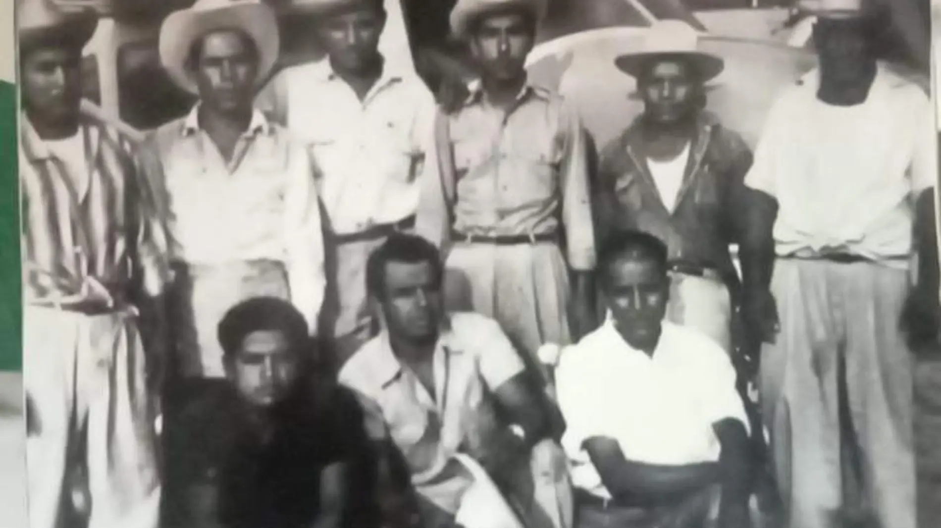 Agricultores y trabajadores en una foto del recuerdo con una avioneta